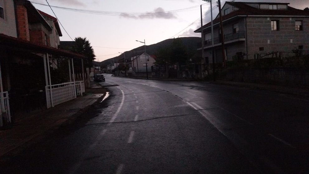 La avenida principal de Oímbra, sin alumbrado público, poco después de las 21:00 horas.