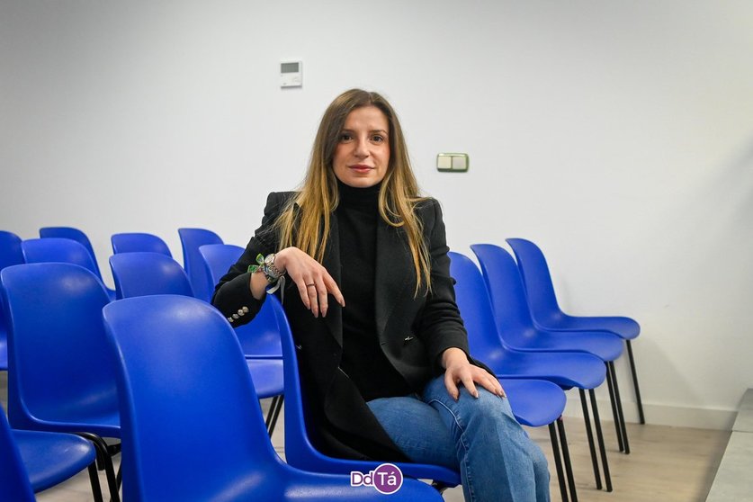 Lara Da Silva, en la sede de los Populares verinenses. | FOTO: Noelia Caseiro.