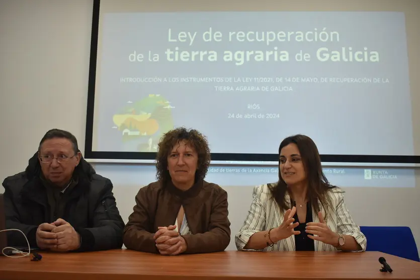 Luis Jorge &Aacute;lvarez Ferro -director territorial de Medio Rural en Ourense-, la alcaldesa Eva Barrio e In&eacute;s Sant&eacute;, de Agader.