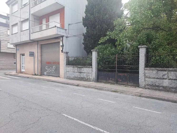 El veh&iacute;culo estaba estacionado en la acera de la imagen.