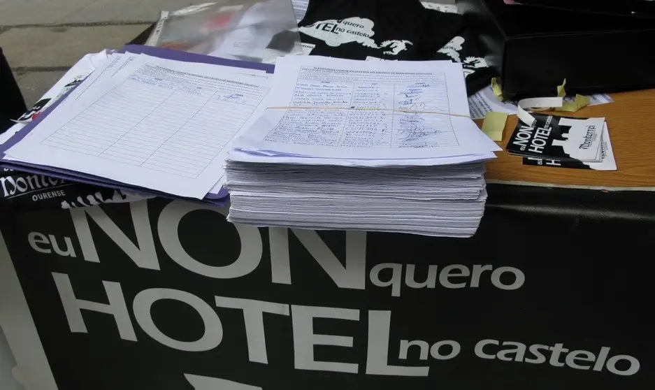sinaturas Non ao hotel no castelo, Ourense, setembro 2014, foto Nieves Amado en facebook plataforma de defensa do castelo de monterrei