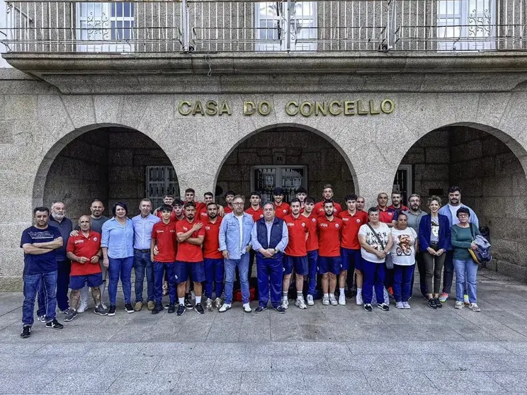 Jugadores, directiva, cuerpo t&eacute;cnico y buena parte del grupo de Gobierno, a las puertas del Concello.