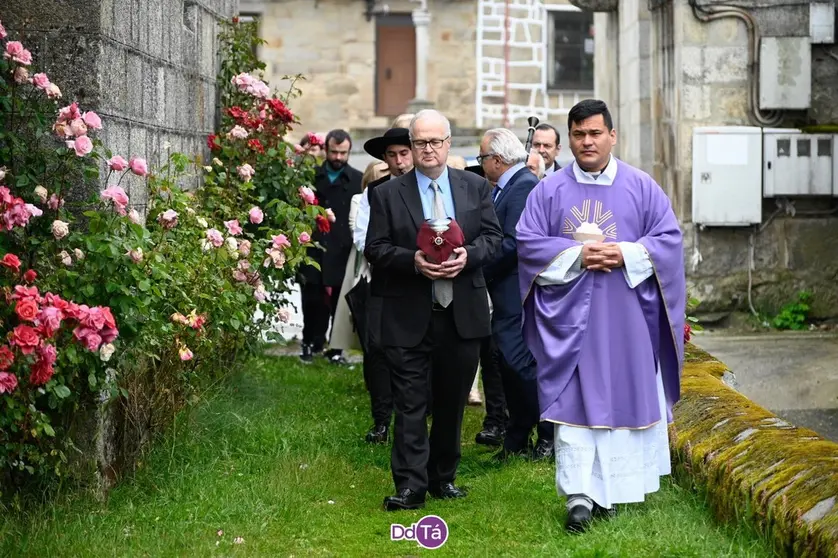 Las cenizas de Rodolfo N&uacute;&ntilde;ez de las Cuevas, entrando en la iglesia parroquial de Vilardev&oacute;s. | FOTO: Noelia Caseiro.