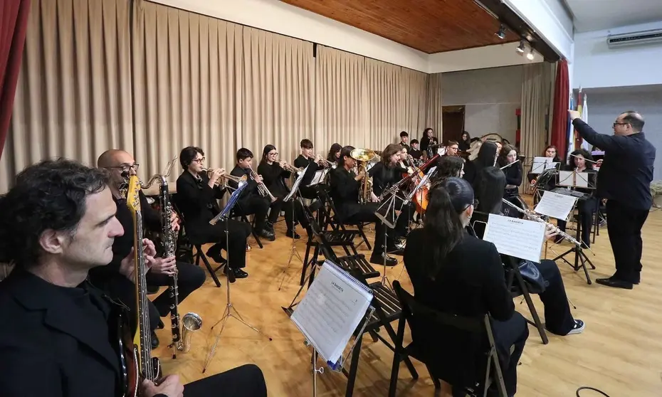 20240518 banda m&uacute;sica ver&iacute;n, actuaci&oacute;n en Porri&ntilde;o (1)