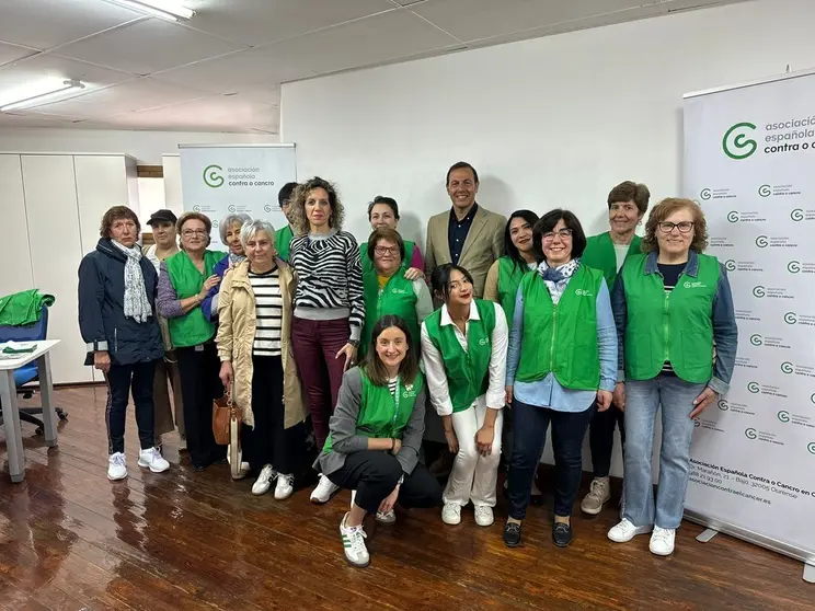 Voluntarios de la AECC Ourense, con su presidente y la representaci&oacute;n municipal. | FOTO: Carlos Montero.