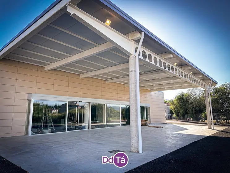 De las Urgencias del hospital de Ver&iacute;n desaparece, por fin, la inexplicable rampa de acceso a las todav&iacute;a actuales. | FOTO: Anabel G. Sim&oacute;n.