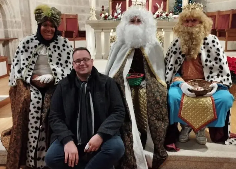 Jos&eacute; Antonio Rodr&iacute;guez Cabido, entre los Reyes Magos de Oriente.
