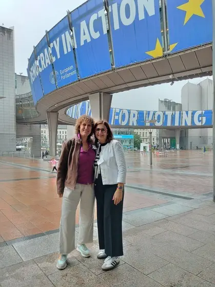 Eva Mar&iacute;a Barrio L&oacute;pez y Ana Mar&iacute;a Villarino Pardo, a su llegada a Bruselas.
