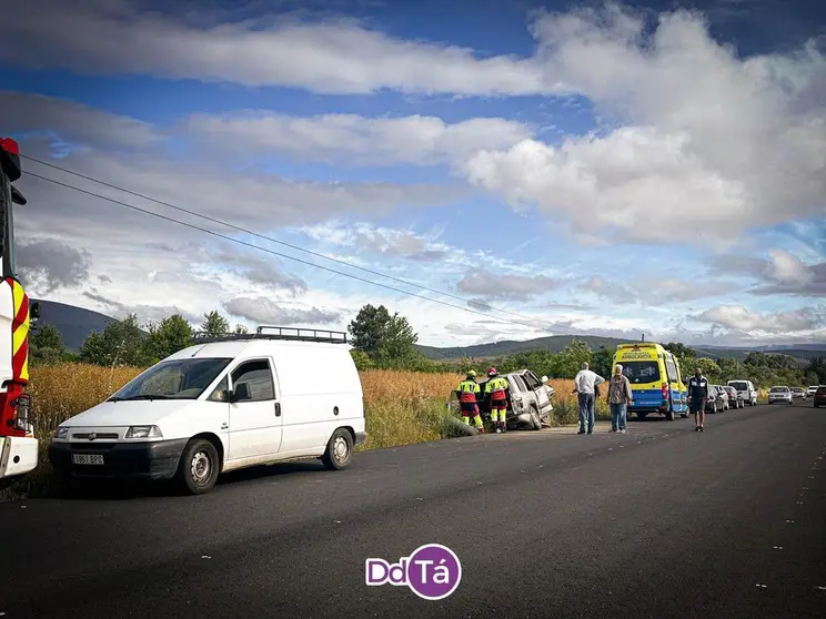 20240620 Accidente OU113, Vilamaior, coche contra arc&eacute;n (4)
