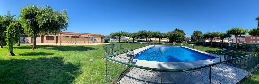 Bar y una innovadora "bibliopiscina" para fomentar la lectura entre los usuarios son otros de los servicios que ofrece la piscina municipal.