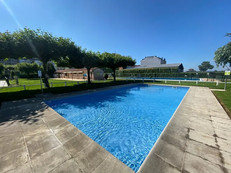 Bar y una innovadora "bibliopiscina" para fomentar la lectura entre los usuarios son otros de los servicios que ofrece la piscina municipal.