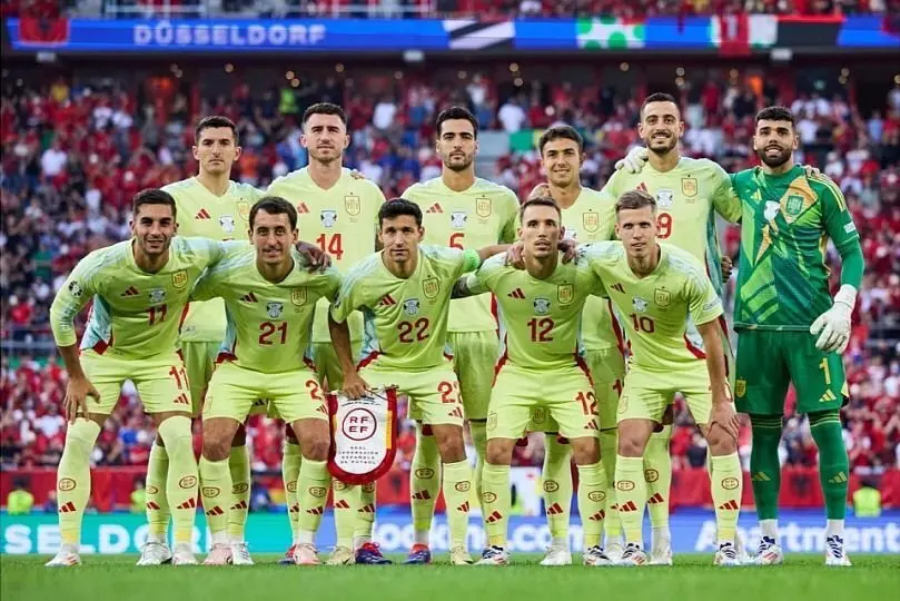 La selecci&oacute;n espa&ntilde;ola de f&uacute;tbol en la que debut&oacute; Dani Vivian, antes del partido en D&uuml;sseldorf. | FOTO: RFEF.