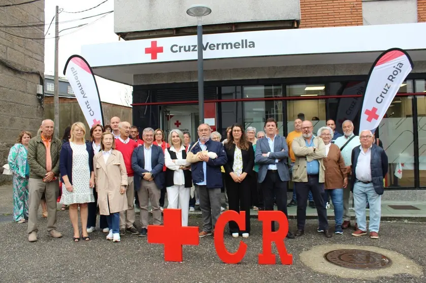 Los asistentes a la inauguraci&oacute;n, frente a las nuevas instalaciones de la Cruz Roja en A Gudi&ntilde;a.