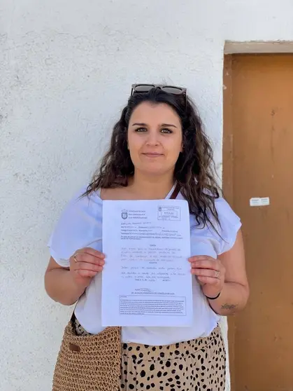 Lara Gonz&aacute;lez, con el escrito de reclamaci&oacute;n registrado en el Concello.