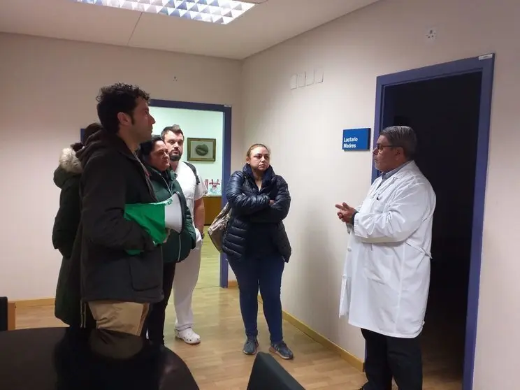 Miguel &Aacute;ngel Abad, el d&iacute;a de su reincorporaci&oacute;n tras sus vacaciones el 2 de diciembre, en una reuni&oacute;n con los miembros del encierro. | FOTO: Xos&eacute; Lois Colmenero.