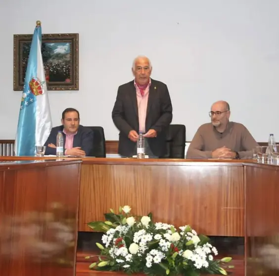 2017_Viana_Acto cesi&oacute;n libros biblioteca Nemesio Barxa