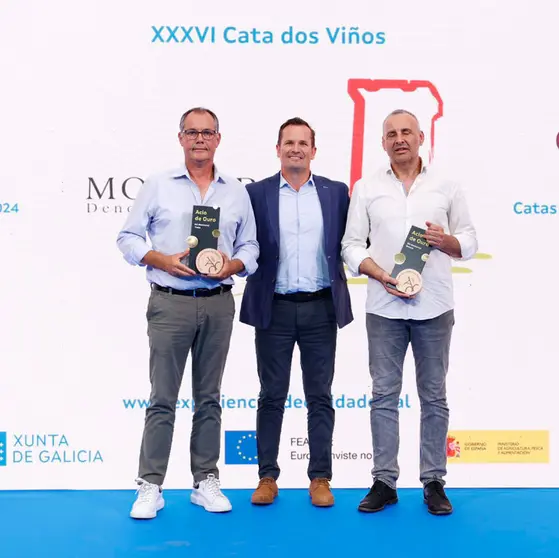 El presidente de la D.O. Monterrei, Jonat&aacute;s Gago, con los representantes de las dos bodegas galardonadas.