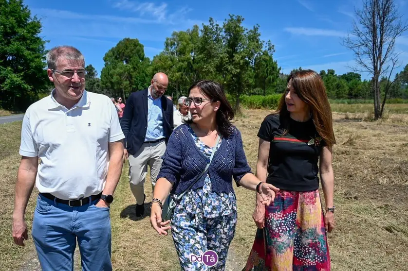 Manuel Pardo, delegado de la Xunta en Ourense; la alcaldesa Ana Mar&iacute;a Villarino Pardo y la conselleira de Medio Rural, Mar&iacute;a Jos&eacute; G&oacute;mez. | FOTO: Noelia Caseiro.