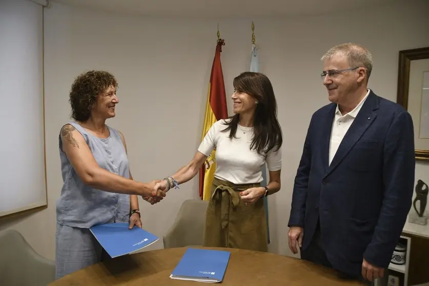 Alcaldesa de Ri&oacute;s, Eva Barrio, conselleira de Vivienda e Planificaci&oacute;n de Infraestructuras, Mar&iacute;a Mart&iacute;nez Allegue y delegado territorial de la Xunta, Manuel Pardo durante la firma del convenio.