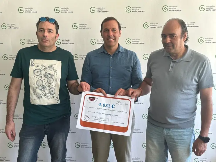El presidente y tesorero de los pasteleros orensanos, Camilo
&Aacute;lvarez y Arturo Prado, entregan a su hom&oacute;logo en la Asociaci&oacute;n Espa&ntilde;ola Contra el C&aacute;ncer en Ourense, Germ&aacute;n Rodr&iacute;guez-Sa&aacute; el cheque de lo recaudado.