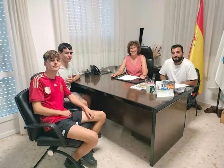 Encuentro entre j&oacute;venes y alcaldesa de Ri&oacute;s