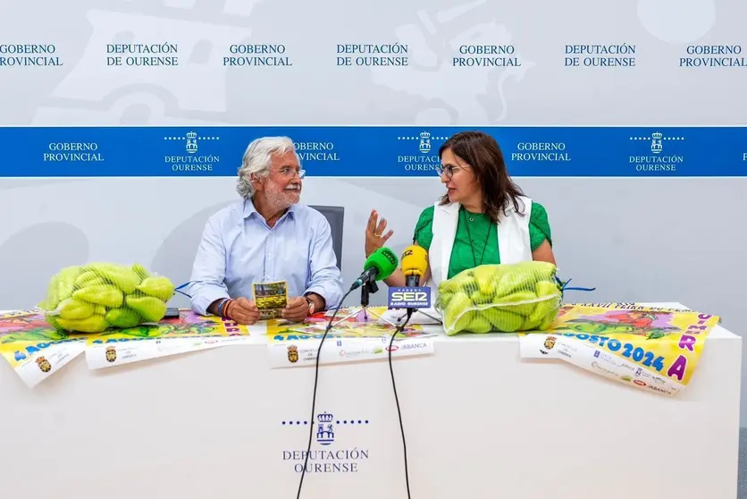 Rosendo Fern&aacute;ndez (Deputado provincial) e Ana Villarino Pardo (Alcaldesa de Oimbra), participan na presentaci&oacute;n da XXVII edici&oacute;n da Festa do Pemento de Oimbra.