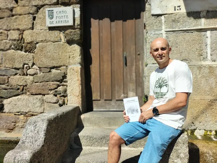 Mikel Di&eacute;guez, con su libro 'Ouro Negro'.
