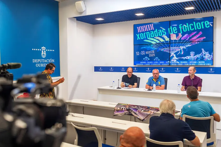 El vicepresidente segundo de la Diputaci&oacute;n, C&eacute;sar Fern&aacute;ndez y el director general de Cultura de la Xunta de Galicia, Anxo Lorenzo, presentan las XXXIX Xornadas de Folclore. Tambi&eacute;n participa Xulio S&aacute;nchez Senra (Organizador de las Jornadas).
