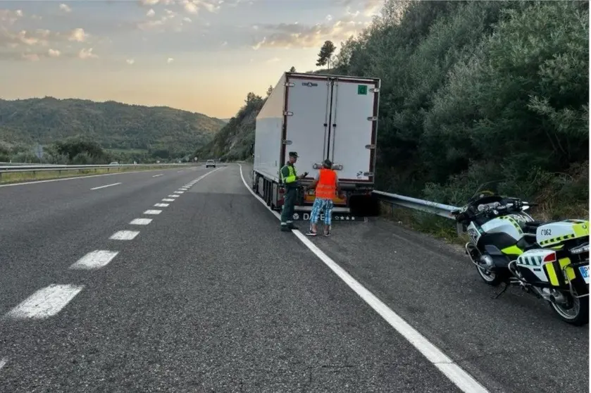 IMAGEN | Guardia Civil de Tr&aacute;fico de Ver&iacute;n en el momento de auxiliar al conductor.