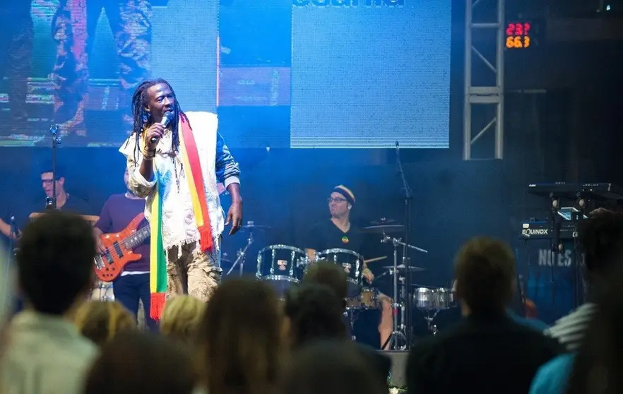 El cantante senegal&eacute;s Baba Sall durante una de su actuaciones.