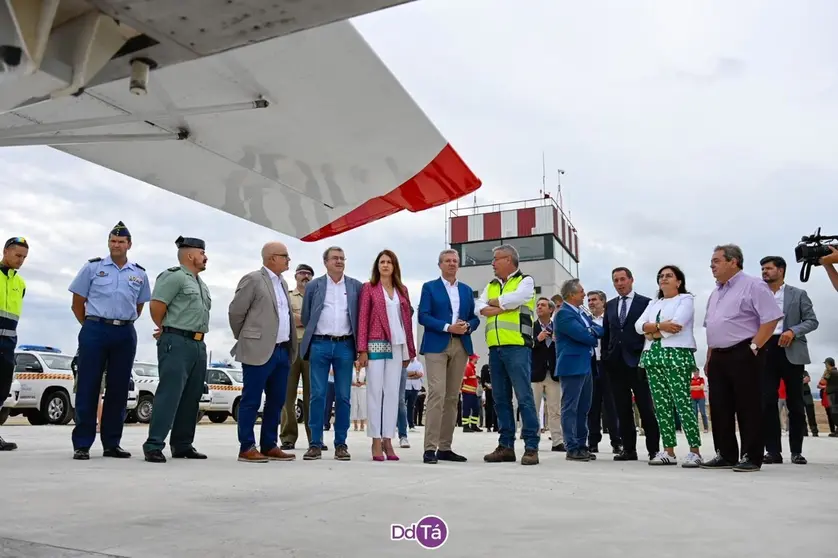 Inauguraci&oacute;n da nova 𝗯𝗮𝘀𝗲 Alfonso Rueda y resto de autoridades durante la inauguraci&oacute;n de la base a&eacute;rea transfronteriza Ver&iacute;n-O&iacute;mbra. | FOTO: Noelia Caseiro.