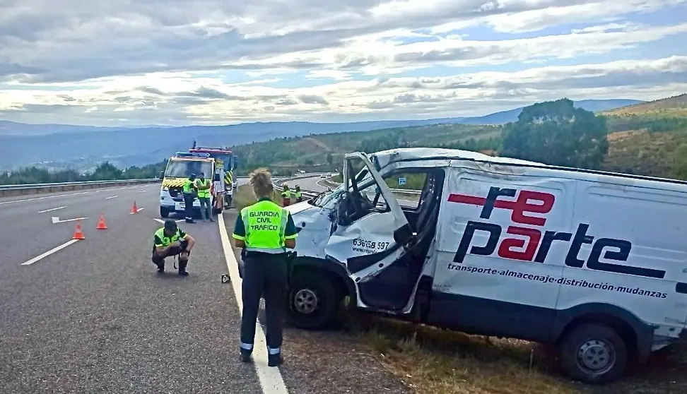 Guardia Civil de Tr&aacute;fico de Ver&iacute;n durante accidente en A-52 a la altura de Fumaces.