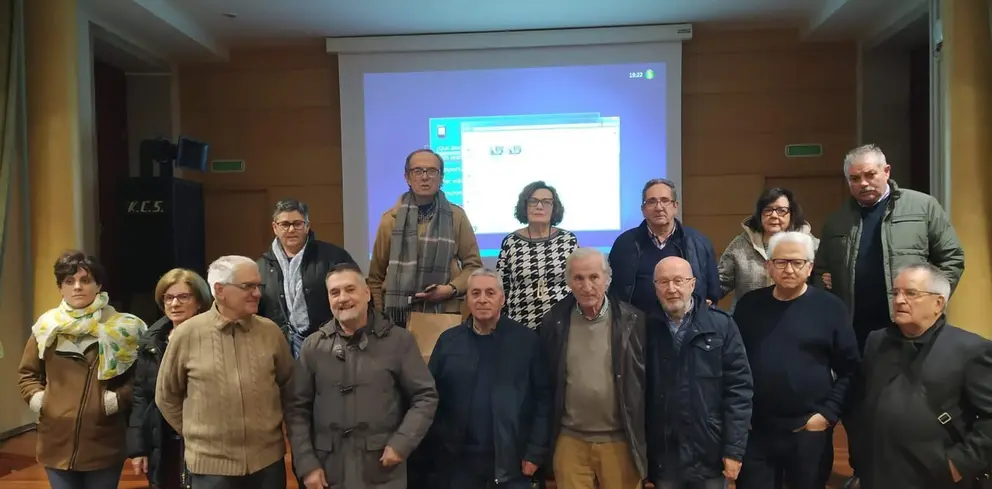 Pl&aacute;cido Romero, detr&aacute;s, segundo por la izquierda con bufanda, con algunos de los que colaboraron en la elaboraci&oacute;n del documental de Pato.