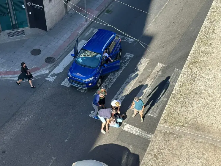 Varios viandantes acudieron al auxilio de la mujer hasta que lleg&oacute; la ambulancia.