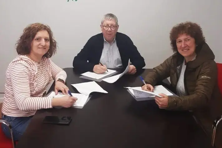 Alcaldesas de Vilardev&oacute;s, Ri&oacute;s y alcalde de Castrelo do Val durante el proceso de solicitud del Obradoiro `Rodeira da Cota'