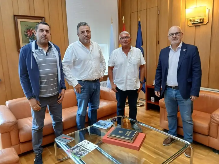 Imagen del Subdelegado del Gobierno en Ourense, Eladio
Santos, con Jos&eacute; Ram&oacute;n Gonz&aacute;lez, F&eacute;lix Porto e Carlos
Basalo, responsables de Uni&oacute;ns Agrarias.