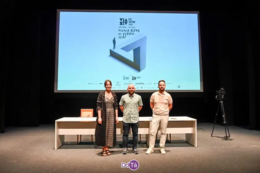 Samanta Barreira, concelleira de
Cultura; Marcos V&aacute;zquez, director de Cultura y Deporte
de la Deputaci&oacute;n de Ourense; 
y Carlos Montero, director del FIC V&iacute;a XIV.