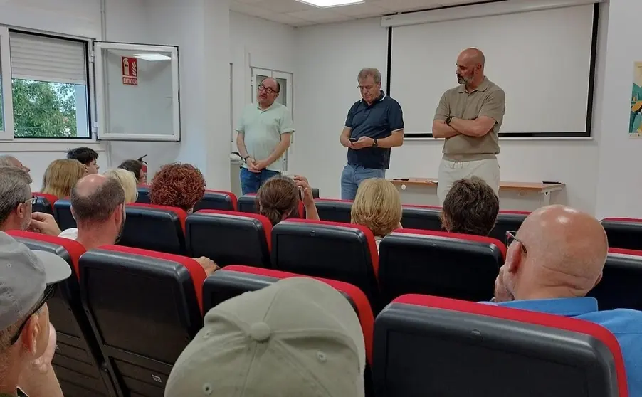 Reuni&oacute;n entre la Xunta y los ganaderos en el Concello de Ri&oacute;s.