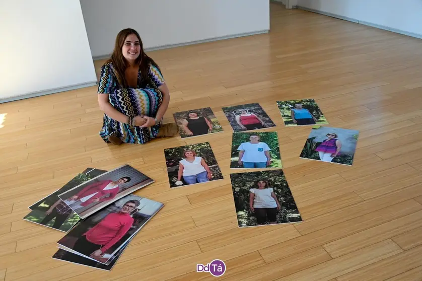 Sabela Souto preparando su exposici&oacute;n fotogr&aacute;fica en el Auditorio de Ver&iacute;n | FOTO: Noelia Caseiro.
