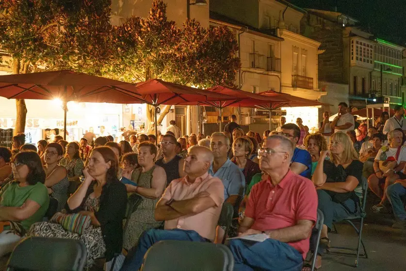 Na praza Garc&iacute;a Barb&oacute;n de Ver&iacute;n  presentouse a programaci&oacute;n completa deste FIC 2024.