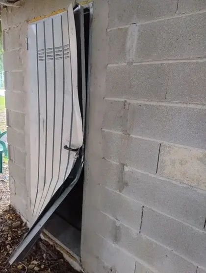 Puerta destrozada en la Piscina Municipal de Vilardev&oacute;s