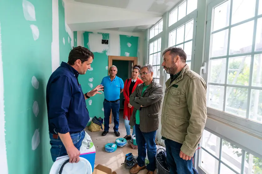 El presidente de la Deputaci&oacute;n de Ourense, Luis Menor, en el centro, con el alcalde de Cualedro, Luciano Rivero.