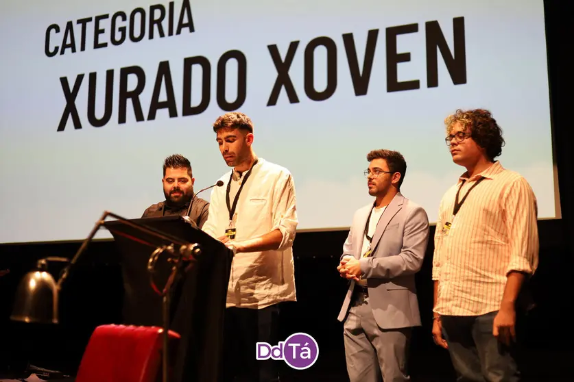 Integrantes del estrenado jurado de esta edici&oacute;n, en "xurado novo". | FOTO: Anabel G. Sim&oacute;n.
