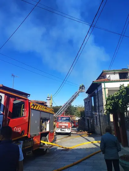 Actuaci&oacute;n de los bomberos en vivienda en llamas en Vilardev&oacute;s