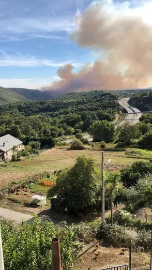As&iacute; se ve&iacute;a desde A Gudi&ntilde;a el incendio de O Tameir&oacute;n.