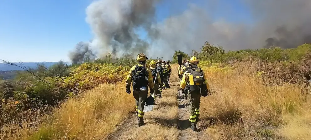 La BRIF de Laza, a su llegada de nuevo al fuego de Pentes, en A Gudi&ntilde;a. | FOTO: Brif Laza.