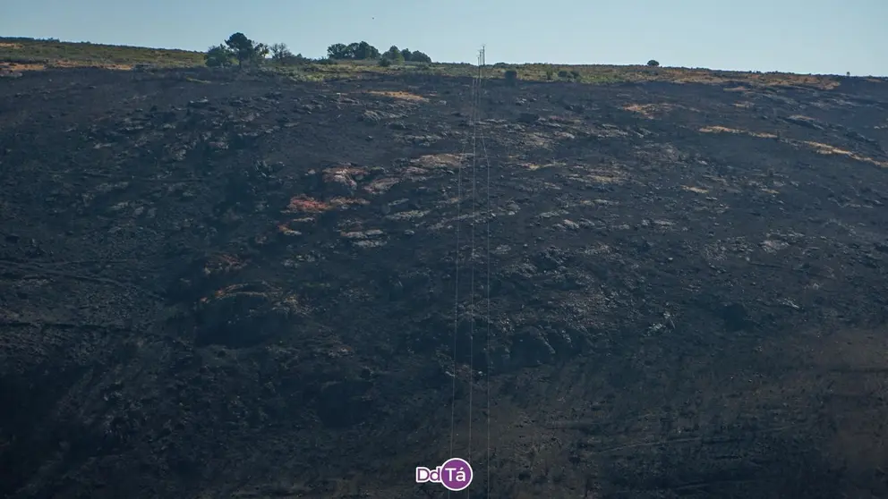 Este mi&eacute;rcoles volvi&oacute; a reactivar el incendio de Pentes, en A Gudi&ntilde;a. | FOTO: Noelia Caseiro.