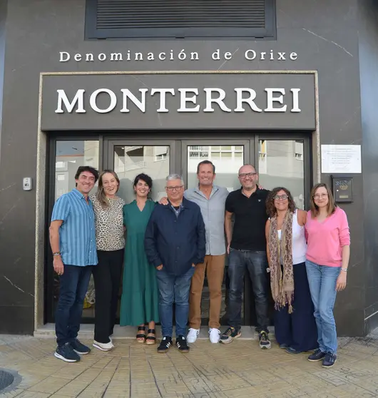 Los prescriptores catalanes, delante de la sede de la D.O., con su presidente Jonat&aacute;s Gago (cuarto por la derecha).