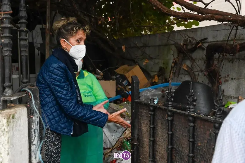 Rosario Rodr&iacute;guez, a primera hora de esta ma&ntilde;ana, con una trabajadora municipal. | FOTO: Noelia Caseiro.