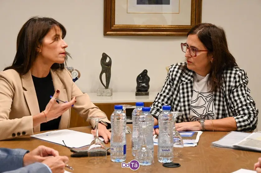 20240924 A conselleira de Vivenda e Planificaci&oacute;n de Infraestruturas, Mar&iacute;a Mart&iacute;nez Allegue, xunto a Ana Villarino, alcaldesa de O&iacute;mbra_ reuni&oacute;n vivendas sociais sostibles